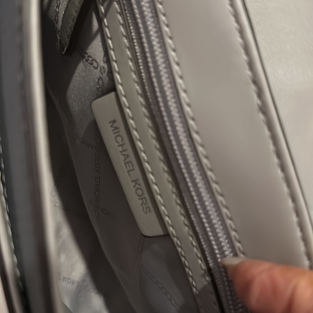 💥 Michael Kors Bradshaw Leather Messenger Bag in Gray/White w/2 Straps, EUC 💥 - Picture 5 of 12